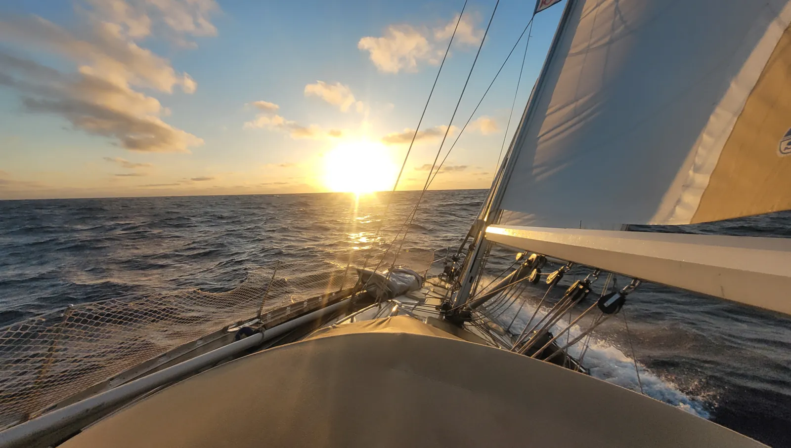 Segelyacht vor Anker in einer Bucht mit türkisem Wasser