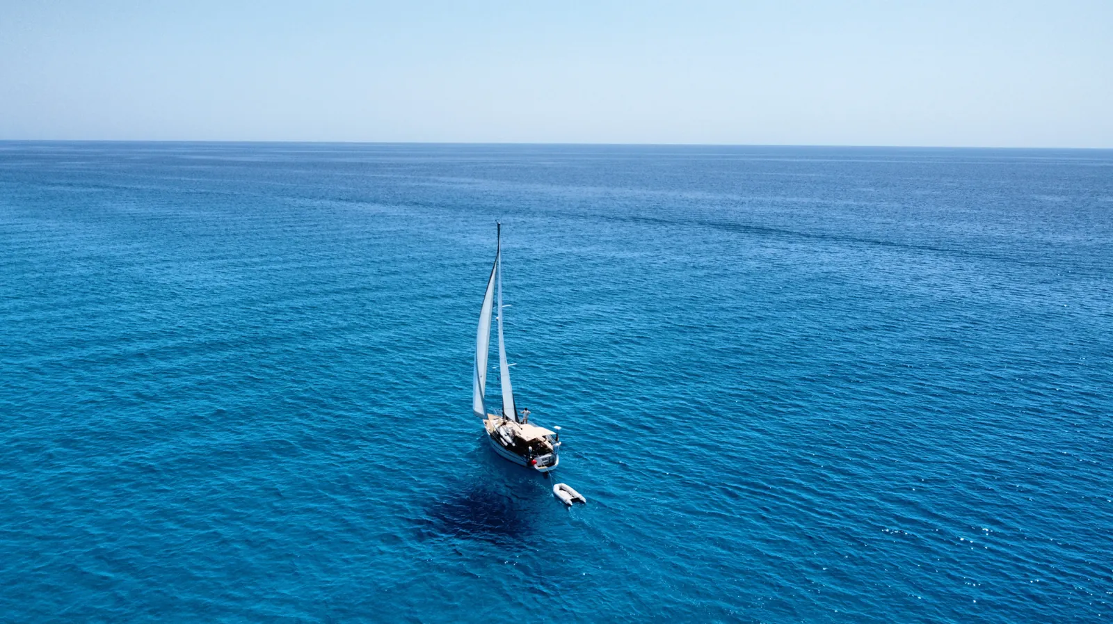 Segelboot auf offenem Meer
